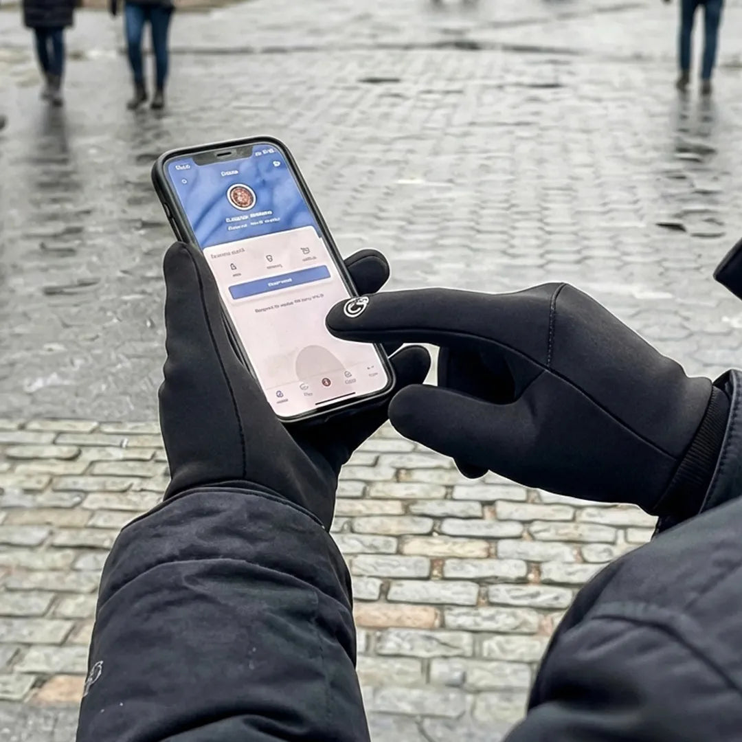 Guantes neopreno con pantalla táctil en uso – Mil Ideas