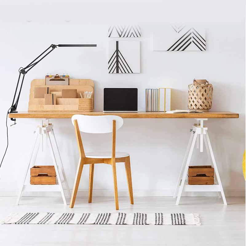 Lámpara articulable 10W para escritorio en uso – Mil Ideas