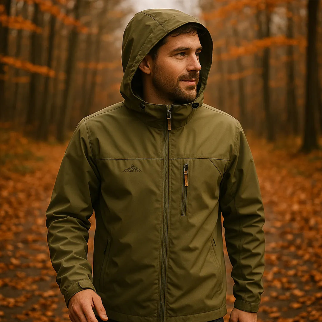 Campera senderismo liviana en uso en sendero al aire libre – Mil Ideas