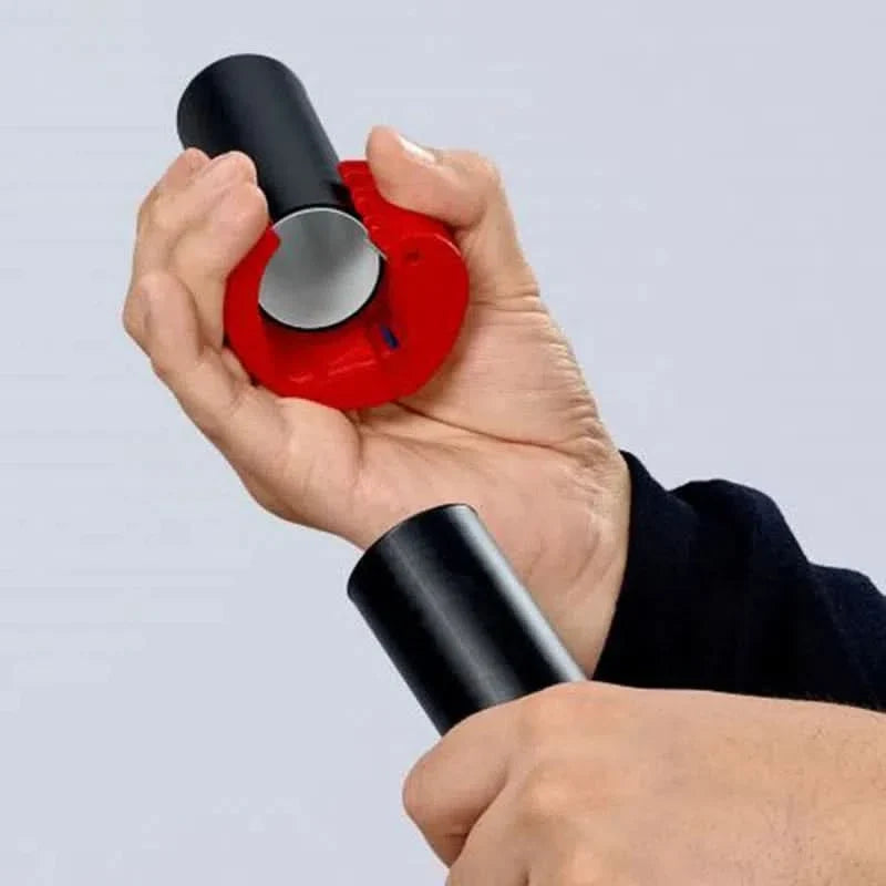 Cortador de tubos portátil de plástico 20-50mm en uso – Mil Ideas