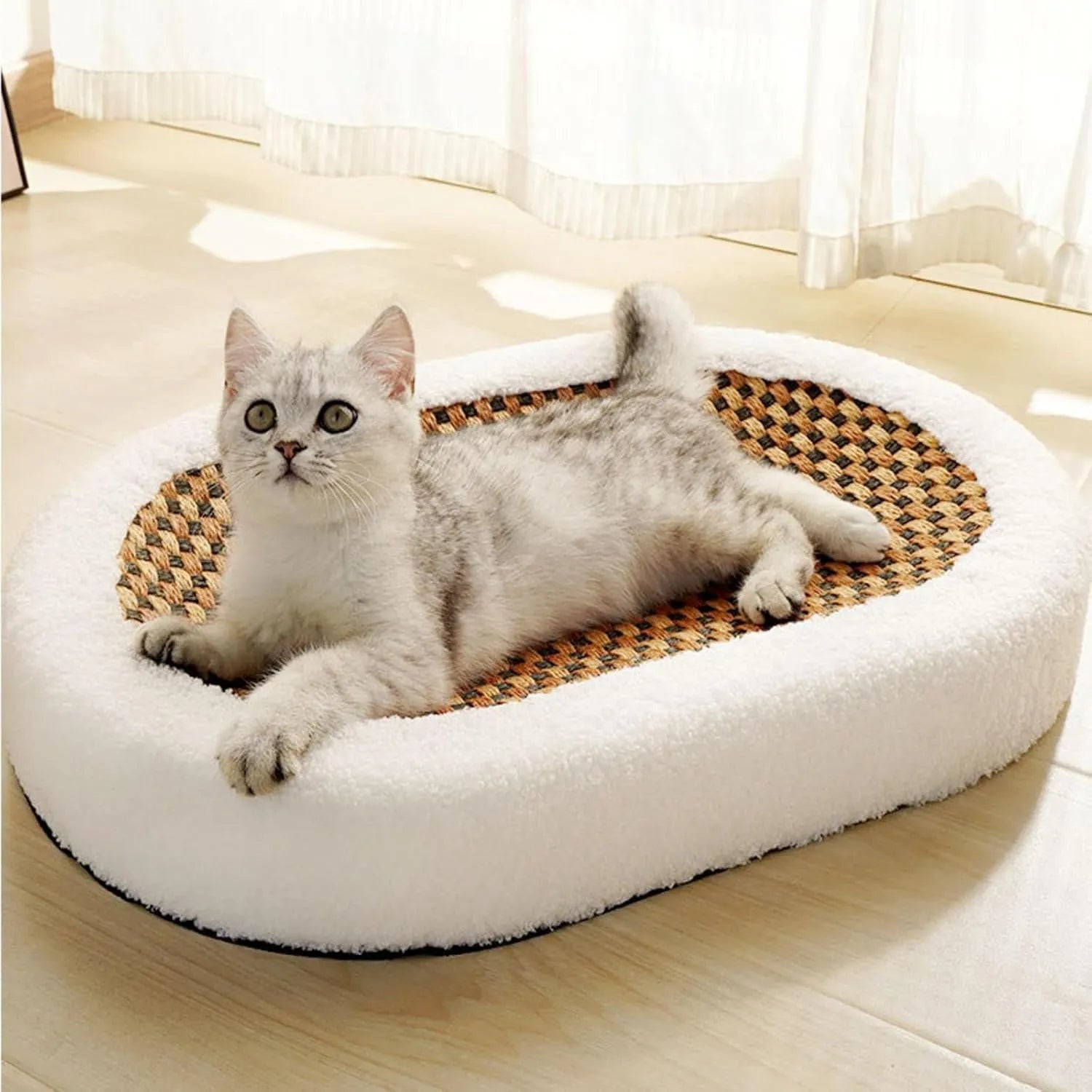 Cama rascador 2 en 1 para gatos en uso – Mil Ideas