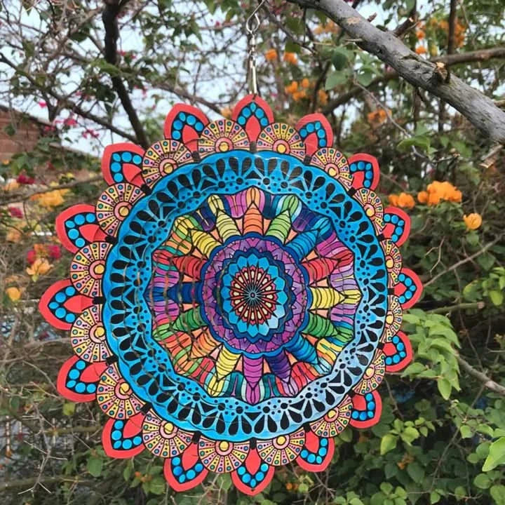Adorno Giratorio de Jardín con Forma de Mandala en uso – Mil Ideas