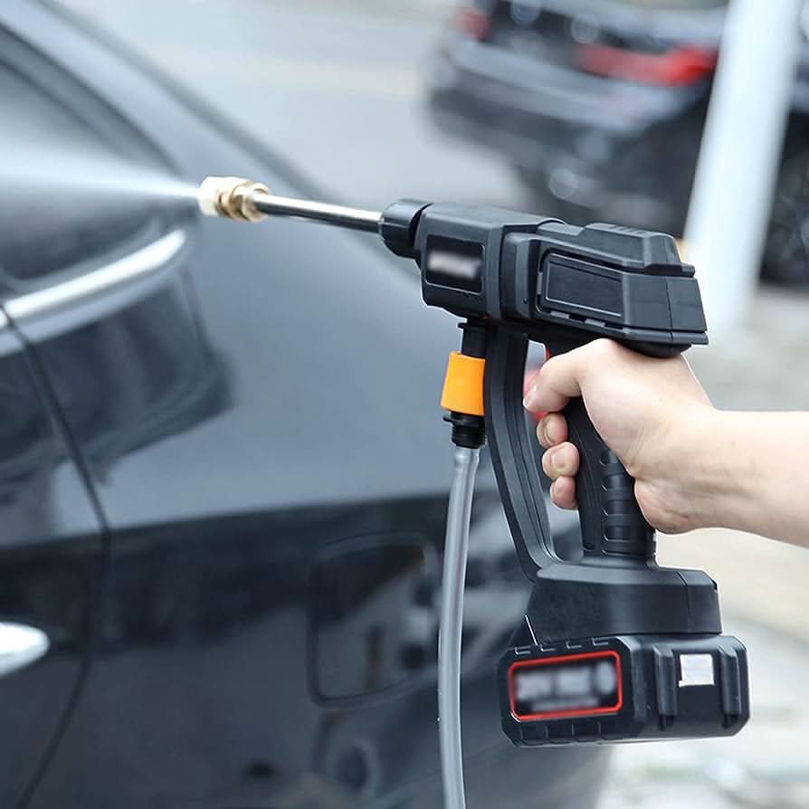 Hidrolavadora portátil 21V en uso lavando superficies – Mil Ideas