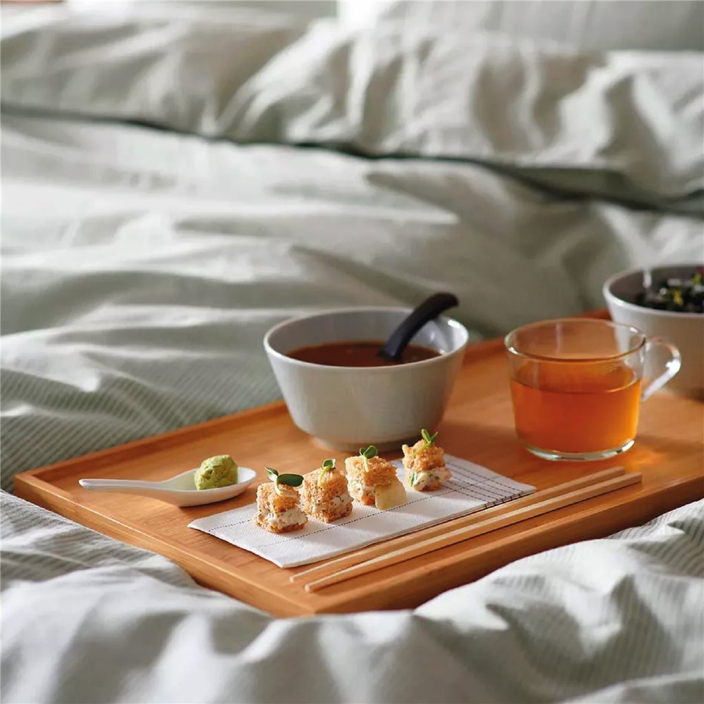 Mesa de cama ajustable plegable en uso para trabajar – Mil Ideas