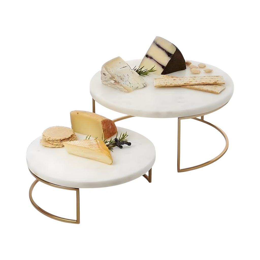 Set soportes mármol dorado y blanco en uso decorando – Mil Ideas