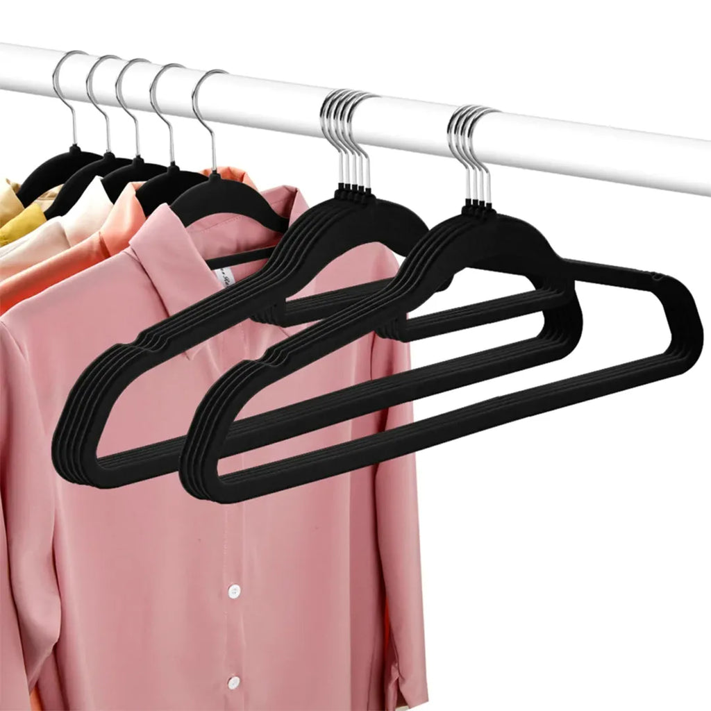 Perchas terciopeladas negras en uso – Mil Ideas