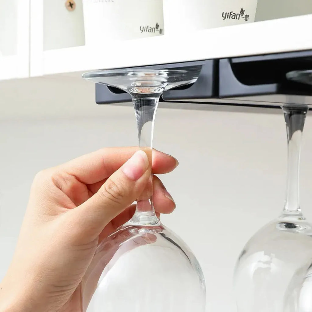 Soporte organizador colgante de copas para armario en uso – Mil Ideas