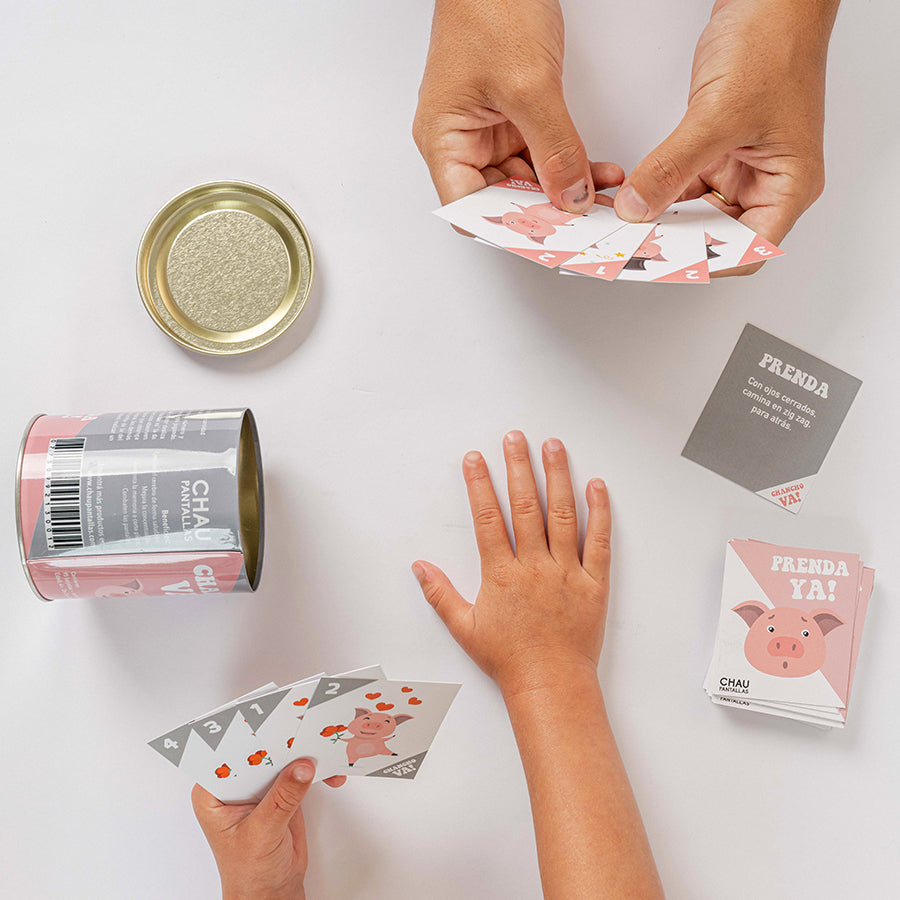 Juego de Cartas ChanchoVa +4 en uso – Mil Ideas