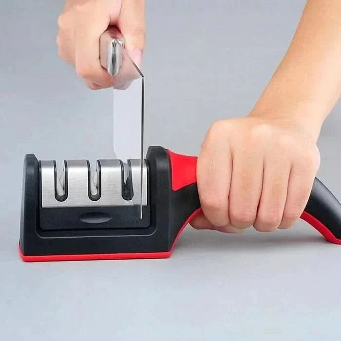 Afilador de cuchillos 3 en 1 en uso afilando cuchillo – Mil Ideas