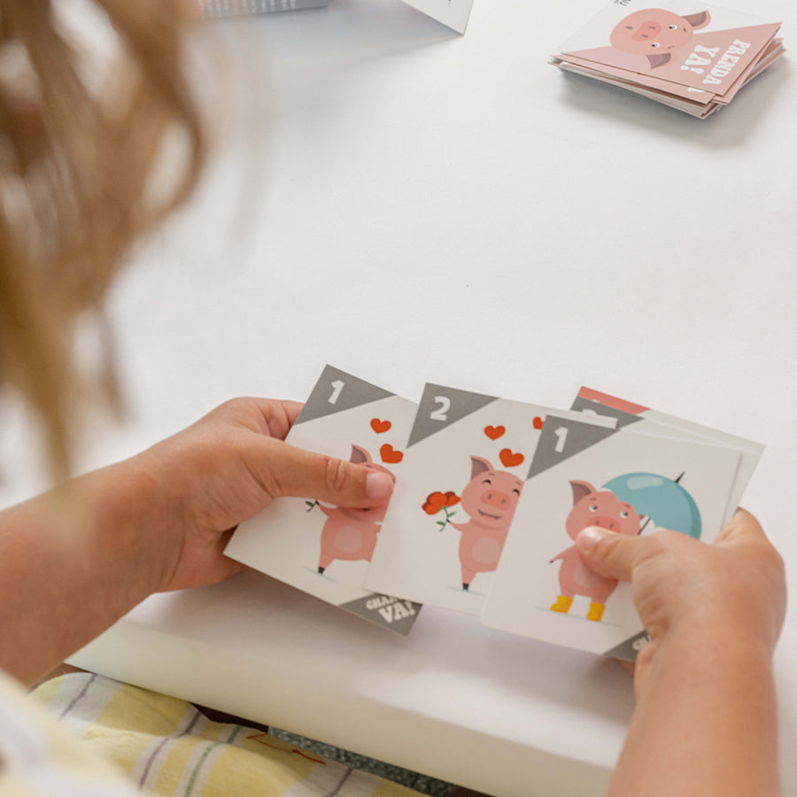Juego de Cartas ChanchoVa +4 detalle – Mil Ideas