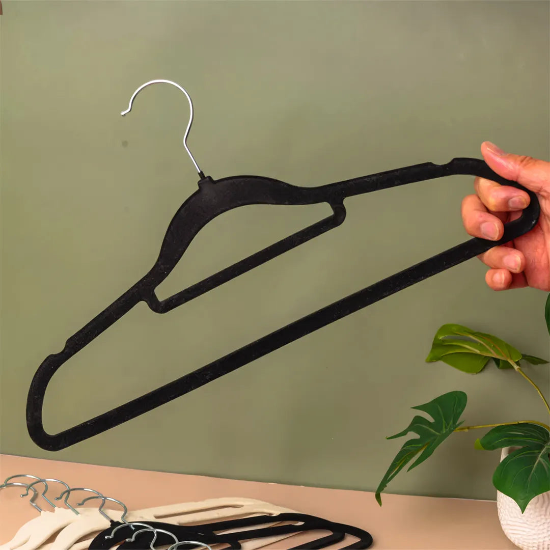 Perchas terciopeladas negras detalle – Mil Ideas