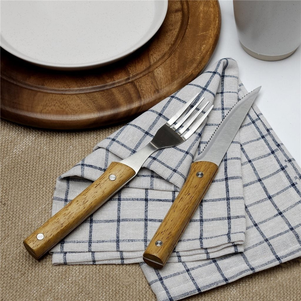 Set 8 piezas cuchillo y tenedor con mango de madera en uso – Mil Ideas