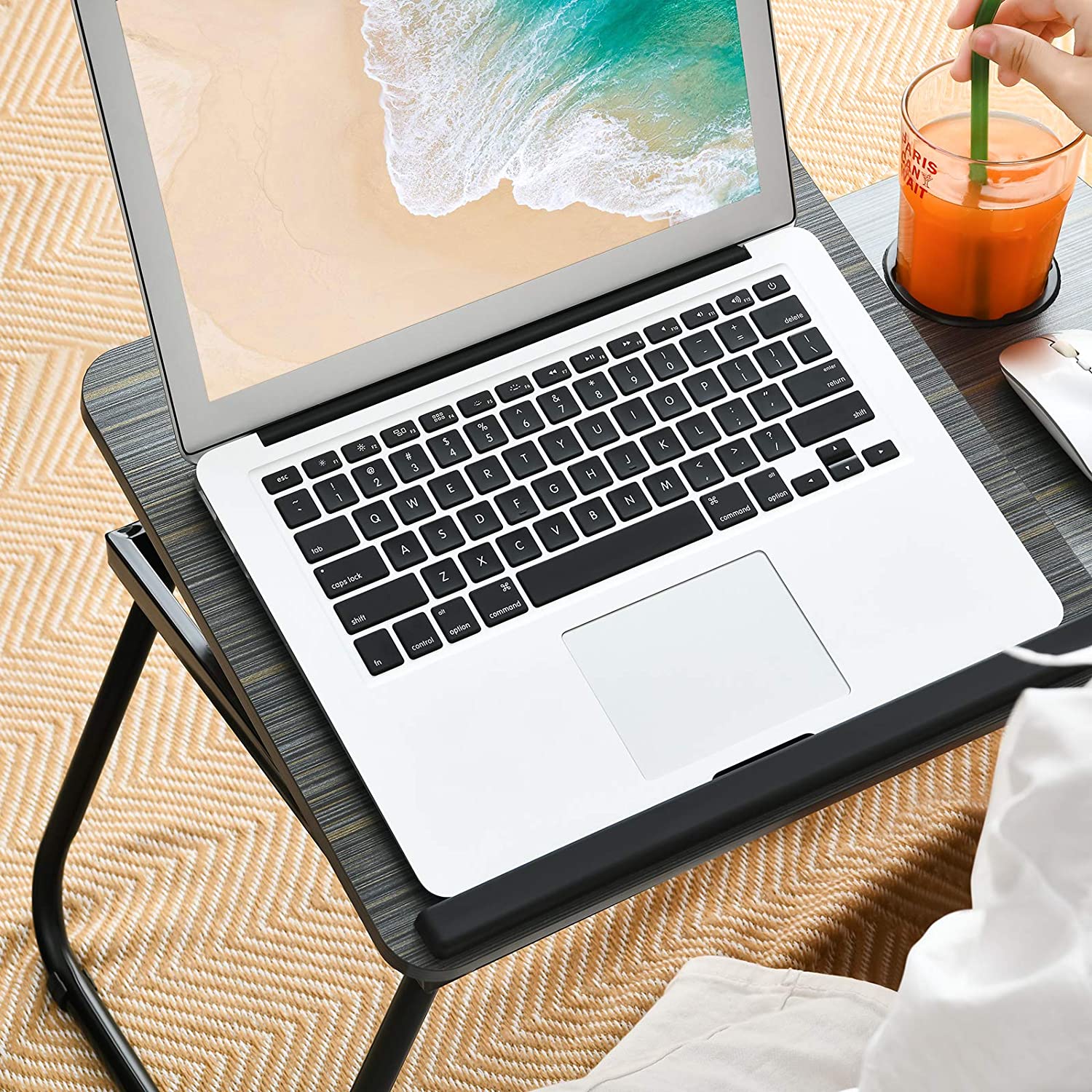 Mesa portátil ajustable con porta-taza detalle – Mil Ideas