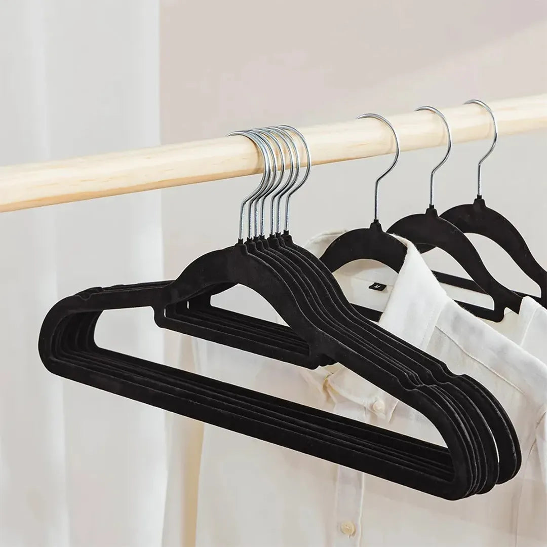 Perchas terciopeladas negras vista adicional – Mil Ideas