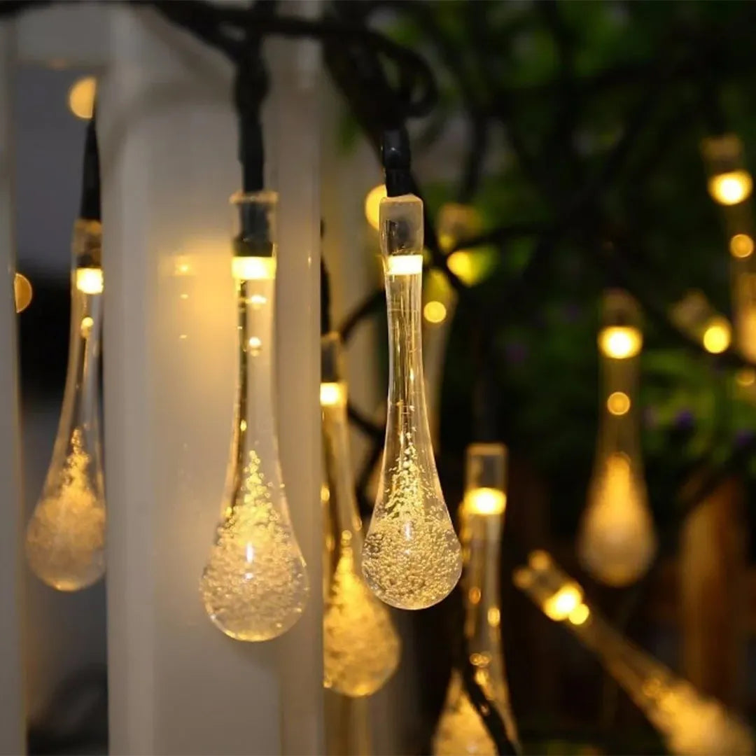 Luces solares Drop IP65 con estaca en uso – Mil Ideas