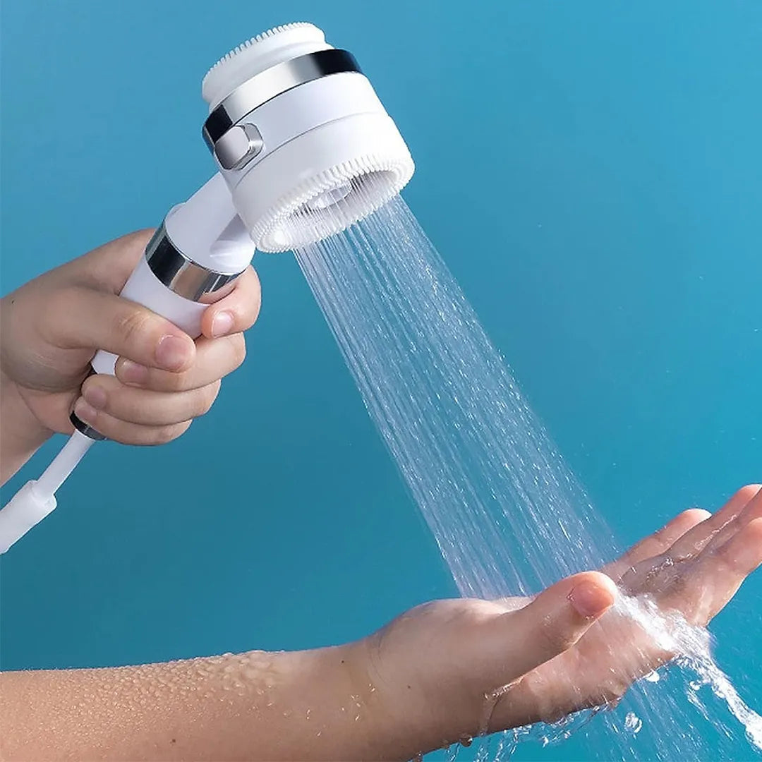 Ducha portátil de camping recargable en uso – Mil Ideas