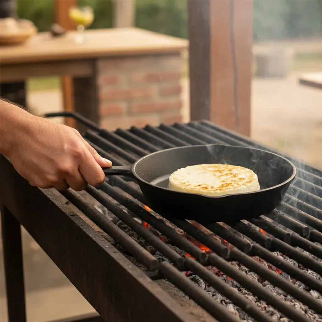 Provolonera en uso con queso fundido – Mil Ideas