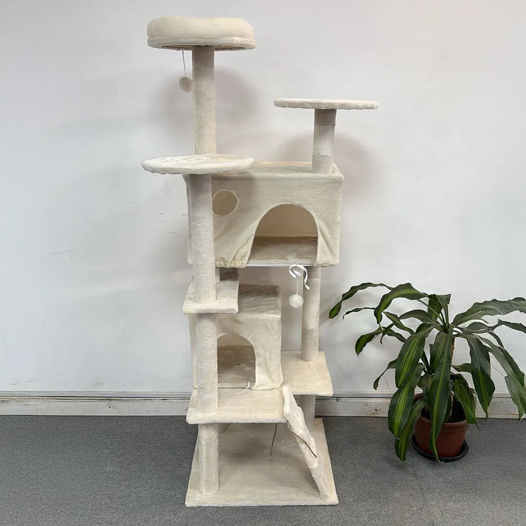 Torre de Actividades para Gatos con Postes Rascadores en uso – Mil Ideas