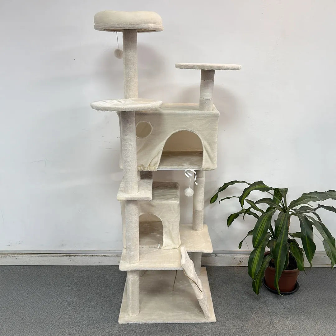 Torre de Actividades para Gatos con Postes Rascadores en uso – Mil Ideas