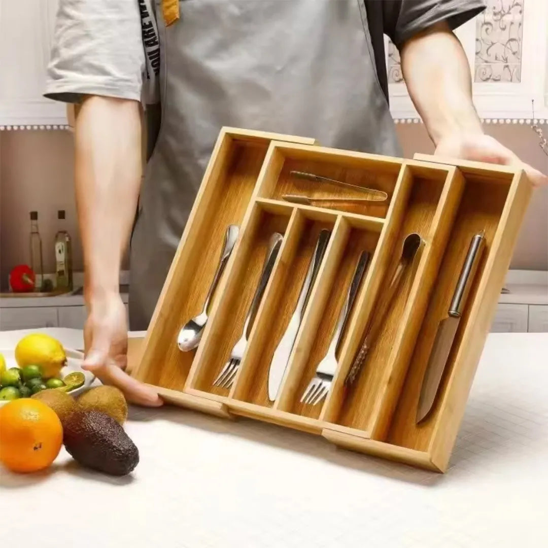 Organizador multifuncional extensible de bambú en uso – Mil Ideas