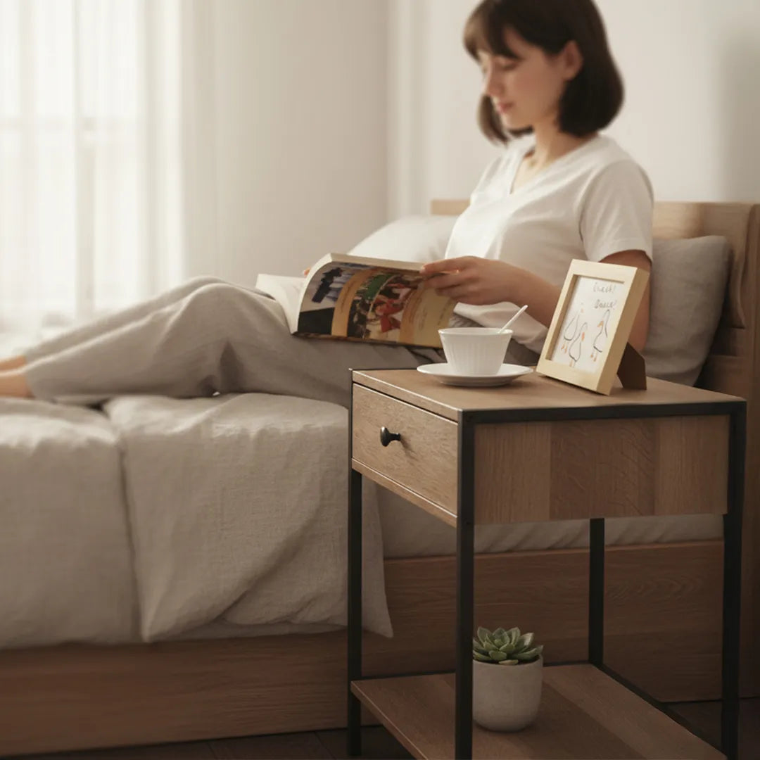 Mesa de luz hierro y MDF desarmable con cajón en uso – Mil Ideas