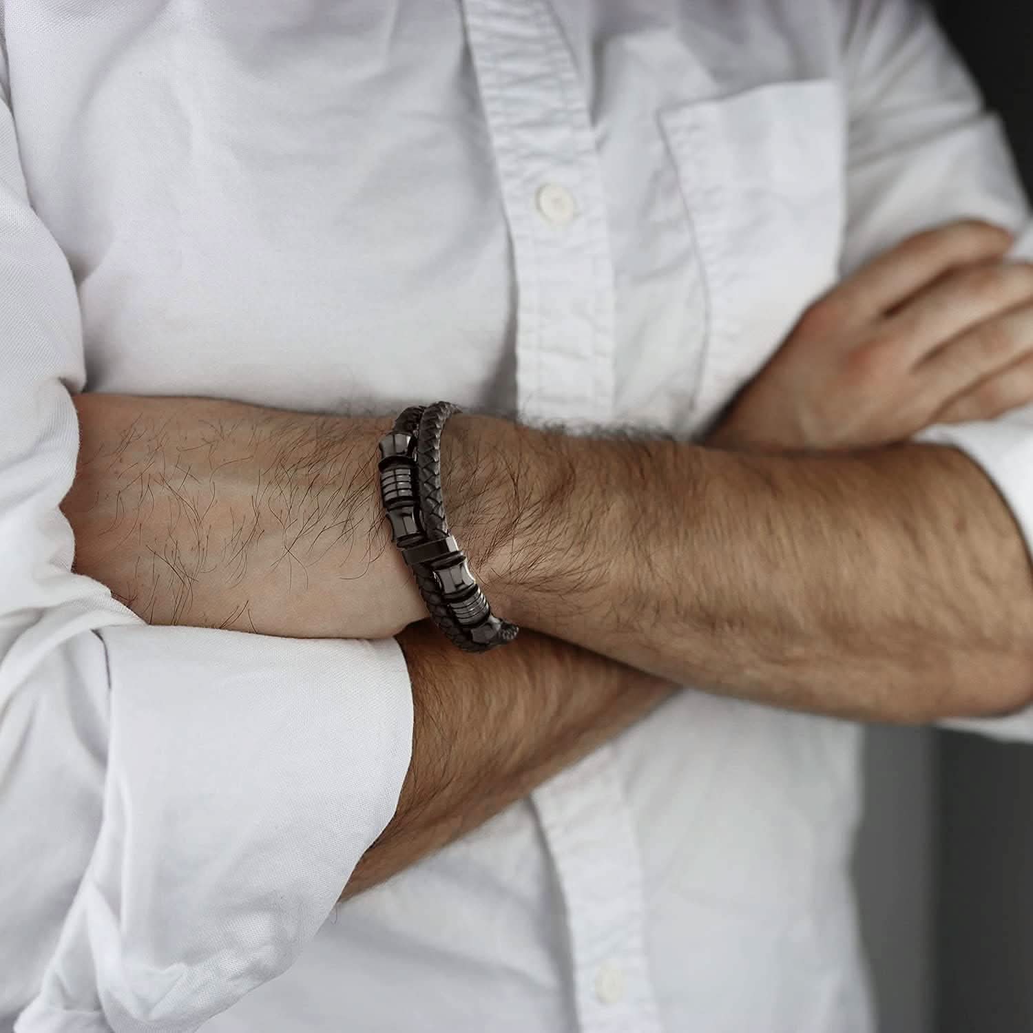 Pulsera Beyond doble hilera en uso puesta en muñeca – Mil Ideas