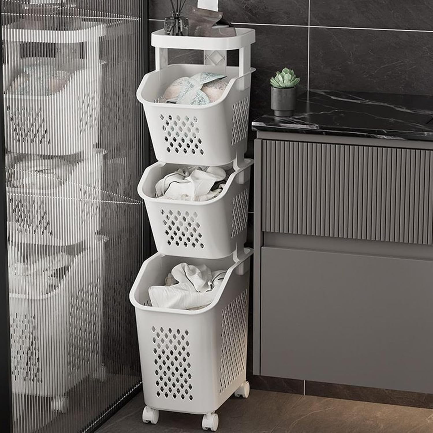 Organizador apilable de ropa con ruedas en uso – Mil Ideas