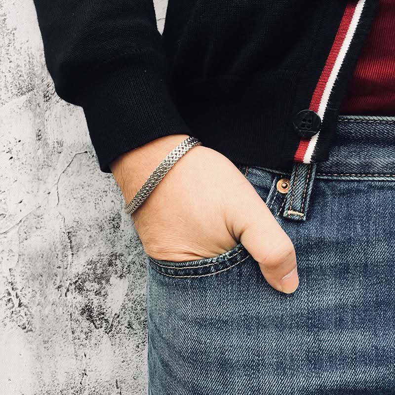 Pulsera de acero inoxidable puesta en muñeca en uso – Mil Ideas