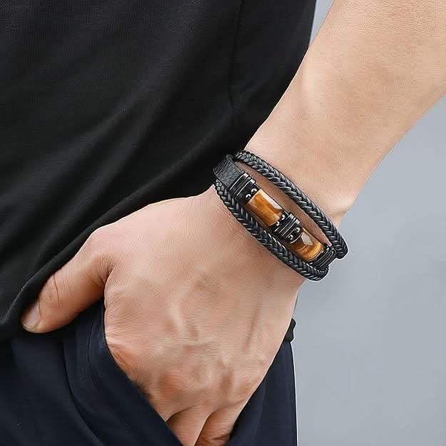 Pulsera de cuero con piedra natural en uso – Mil Ideas