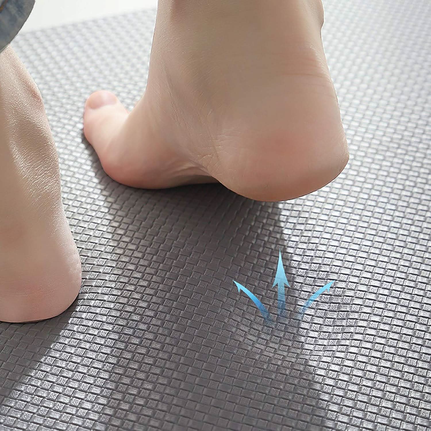 Alfombra KitchenFloor en uso sobre piso de cocina – Mil Ideas