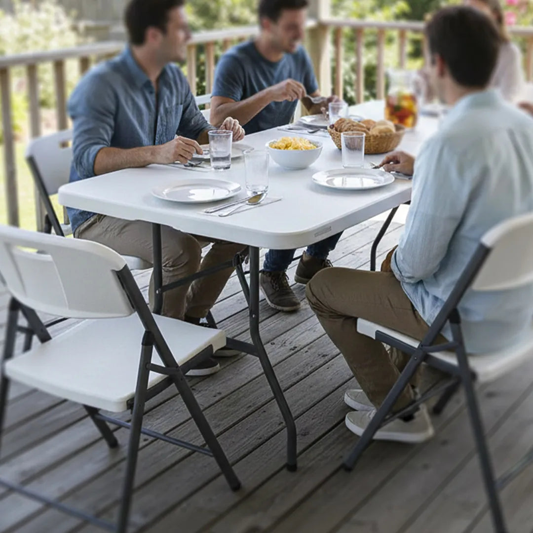Mesa plegable portátil tipo valija en uso – Mil Ideas