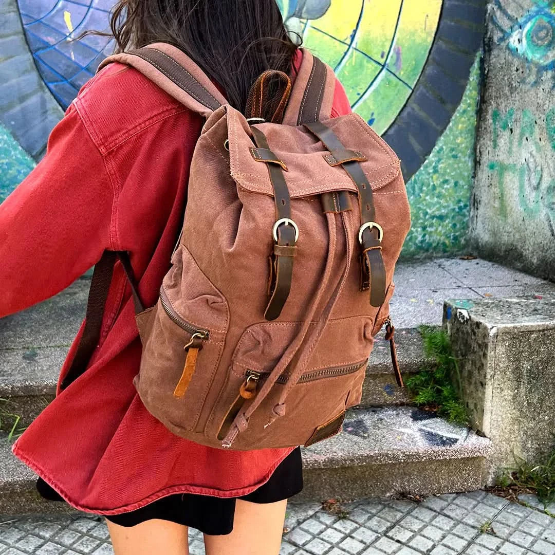 Mochila Kaukko vintage casual de lona en uso – Mil Ideas