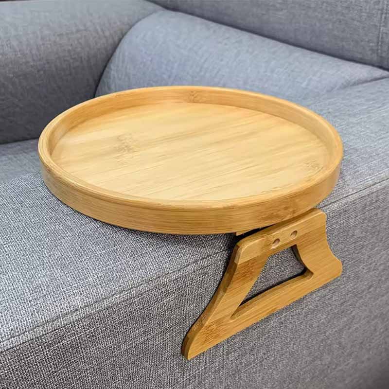 Bandeja bambú sofá vista adicional instalada en sillón – Mil Ideas