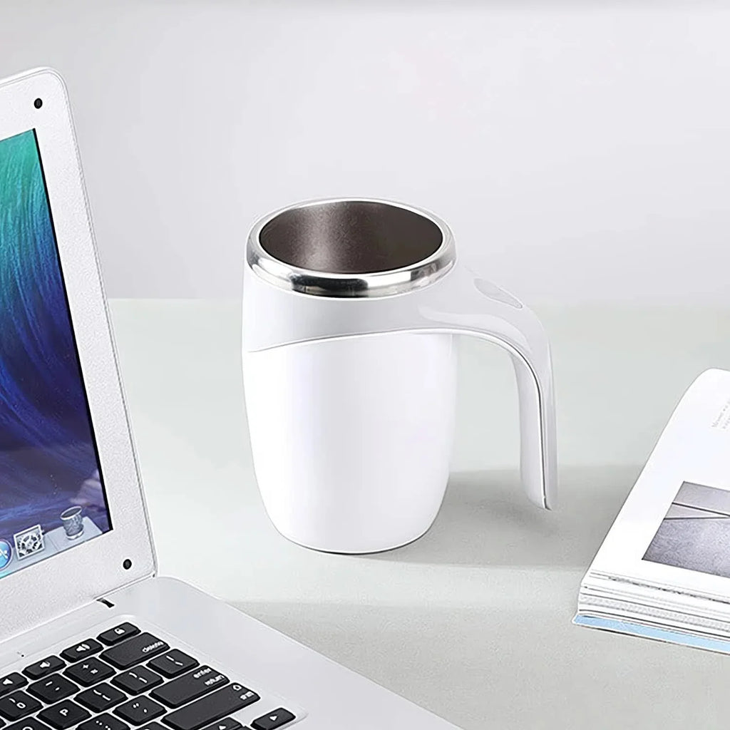 Taza magnética automática con carga USB en uso – Mil Ideas