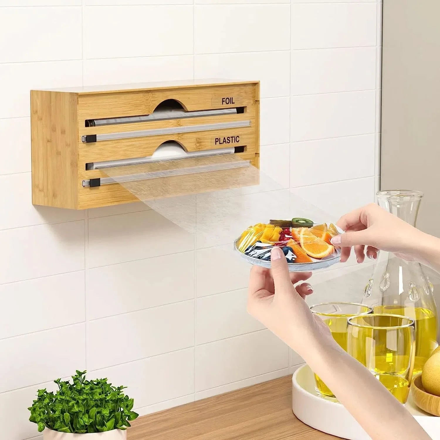 Organizador porta rollos de cocina de bambú en uso – Mil Ideas
