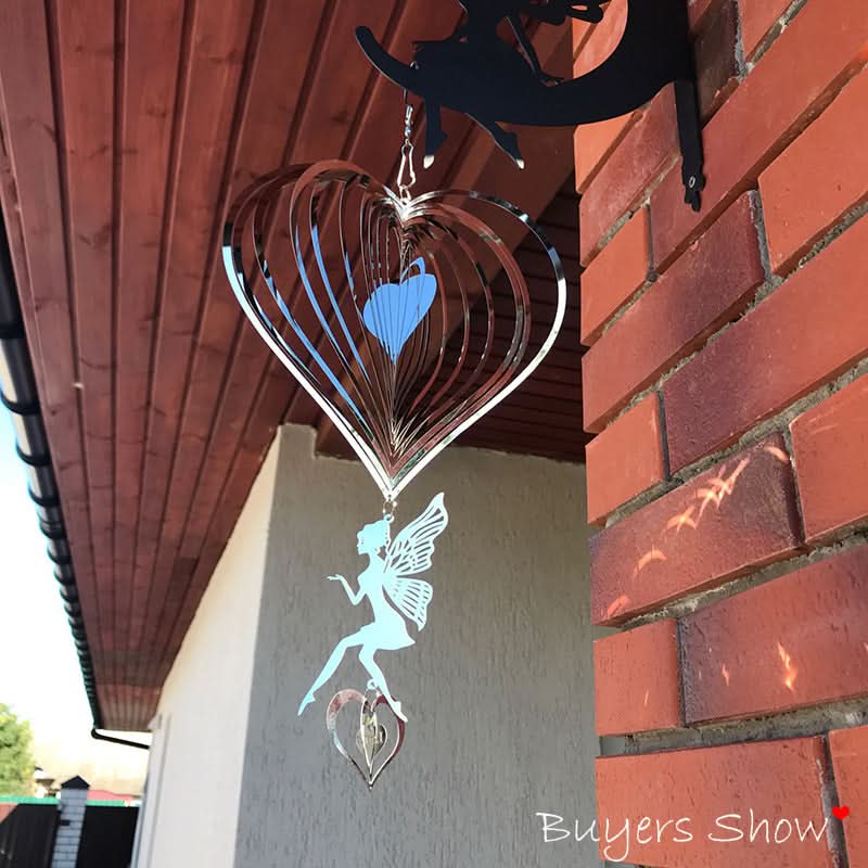 Adorno de Jardín para Viento con Forma de Corazón en uso – Mil Ideas