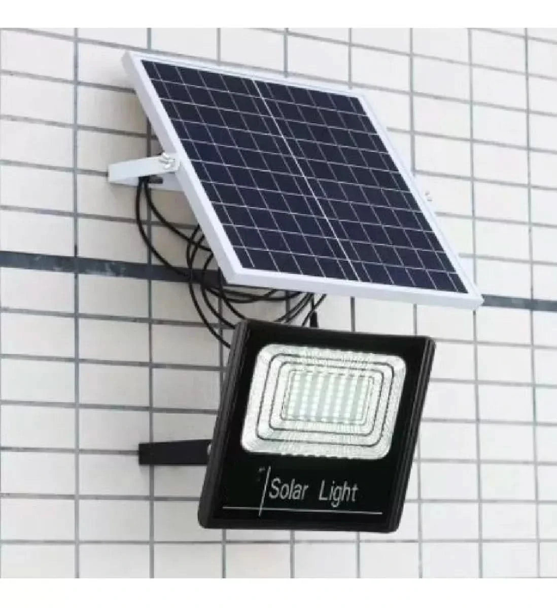 Foco solar LED 65W instalado en pared exterior en uso – Mil Ideas