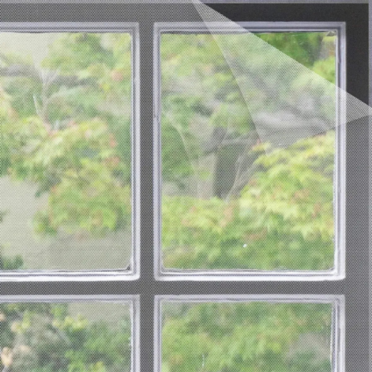 Mosquitero para Ventana Ajustable en uso – Mil Ideas
