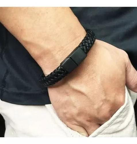 Pulsera Intertwined de cuero trenzado con cierre metálico en uso – Mil Ideas