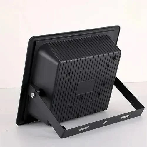 Foco solar LED 30W en uso – Mil Ideas
