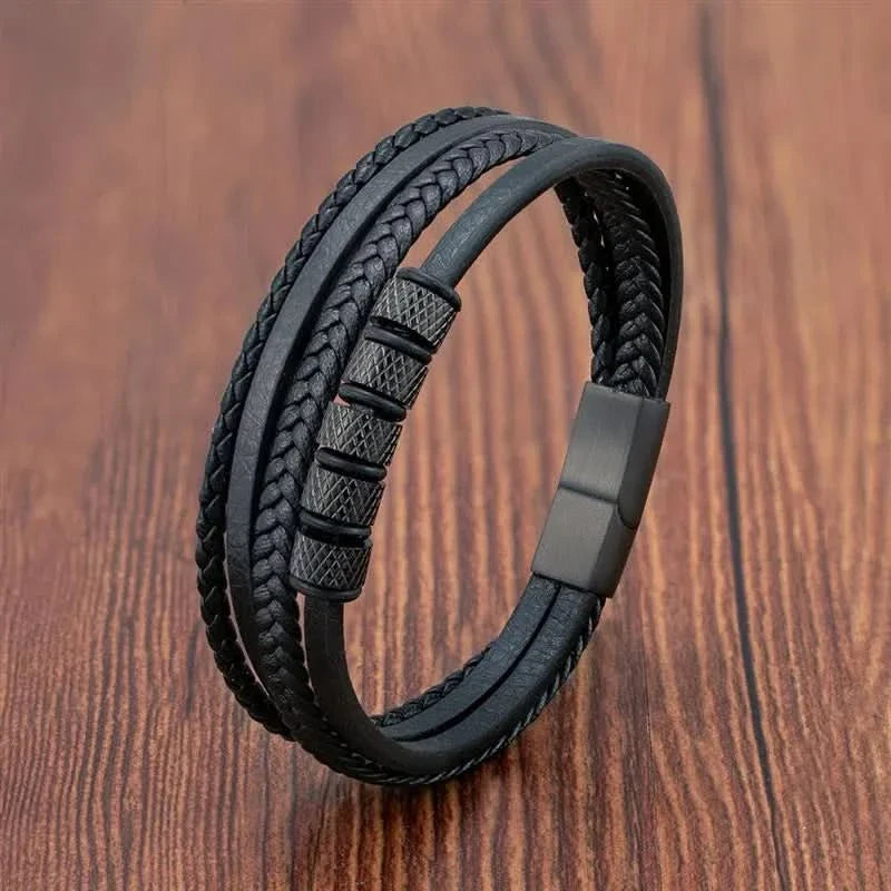Pulsera de cuero trenzado con apliques en uso – Mil Ideas