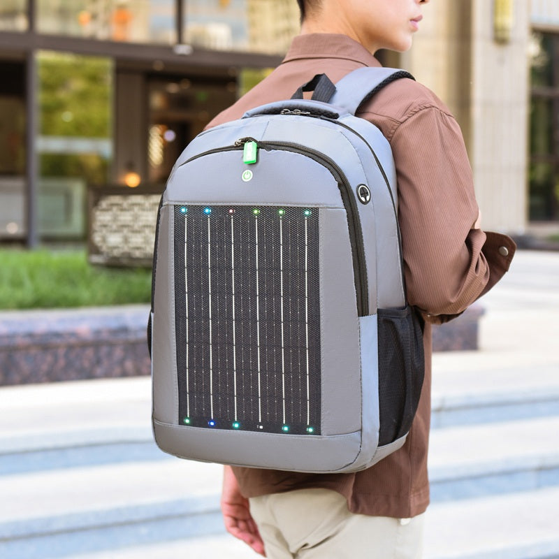 Mochila Camping con Panel Solar Integrado en uso – Mil Ideas