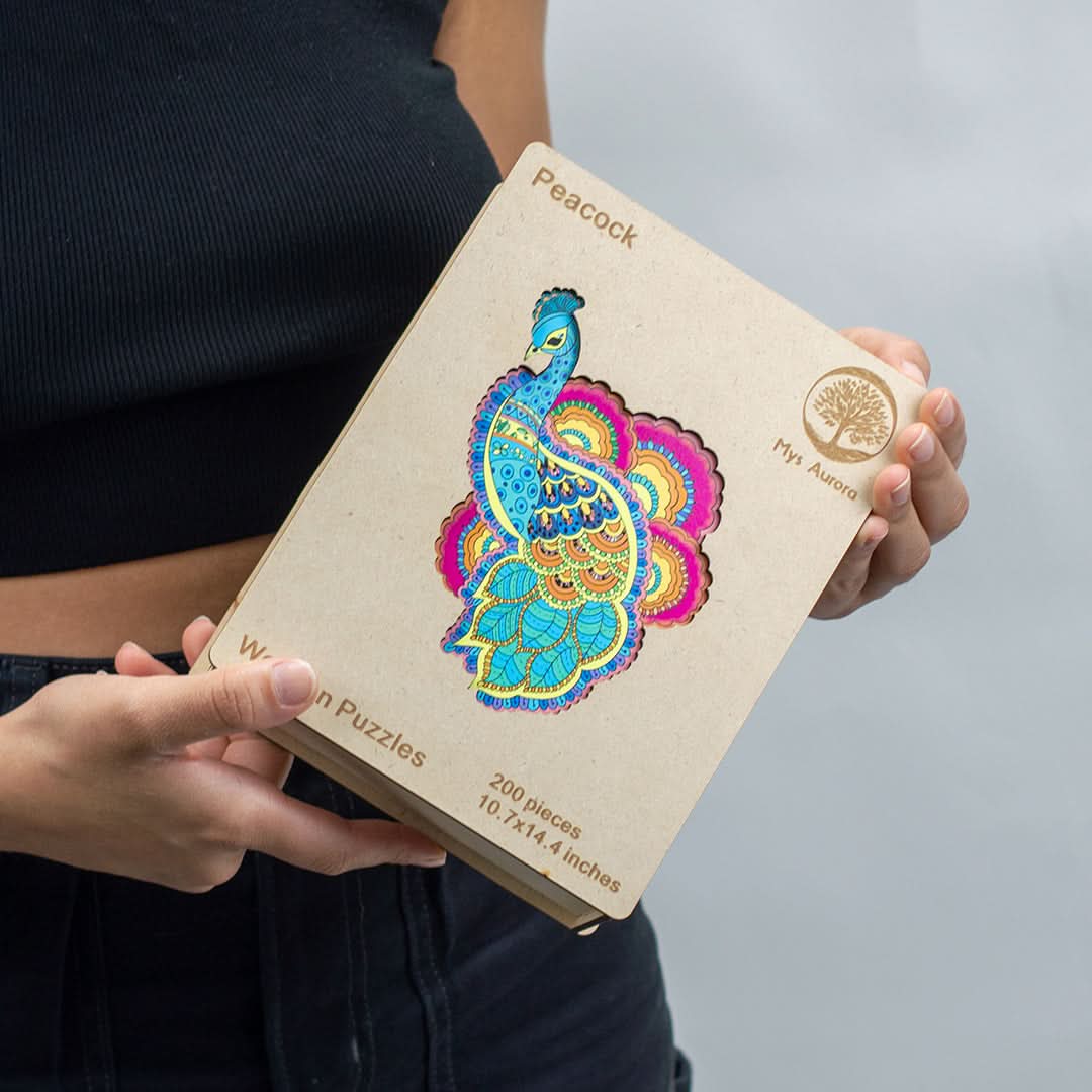 Puzzle de madera 200 piezas diseño Pavo Real en uso – Mil Ideas