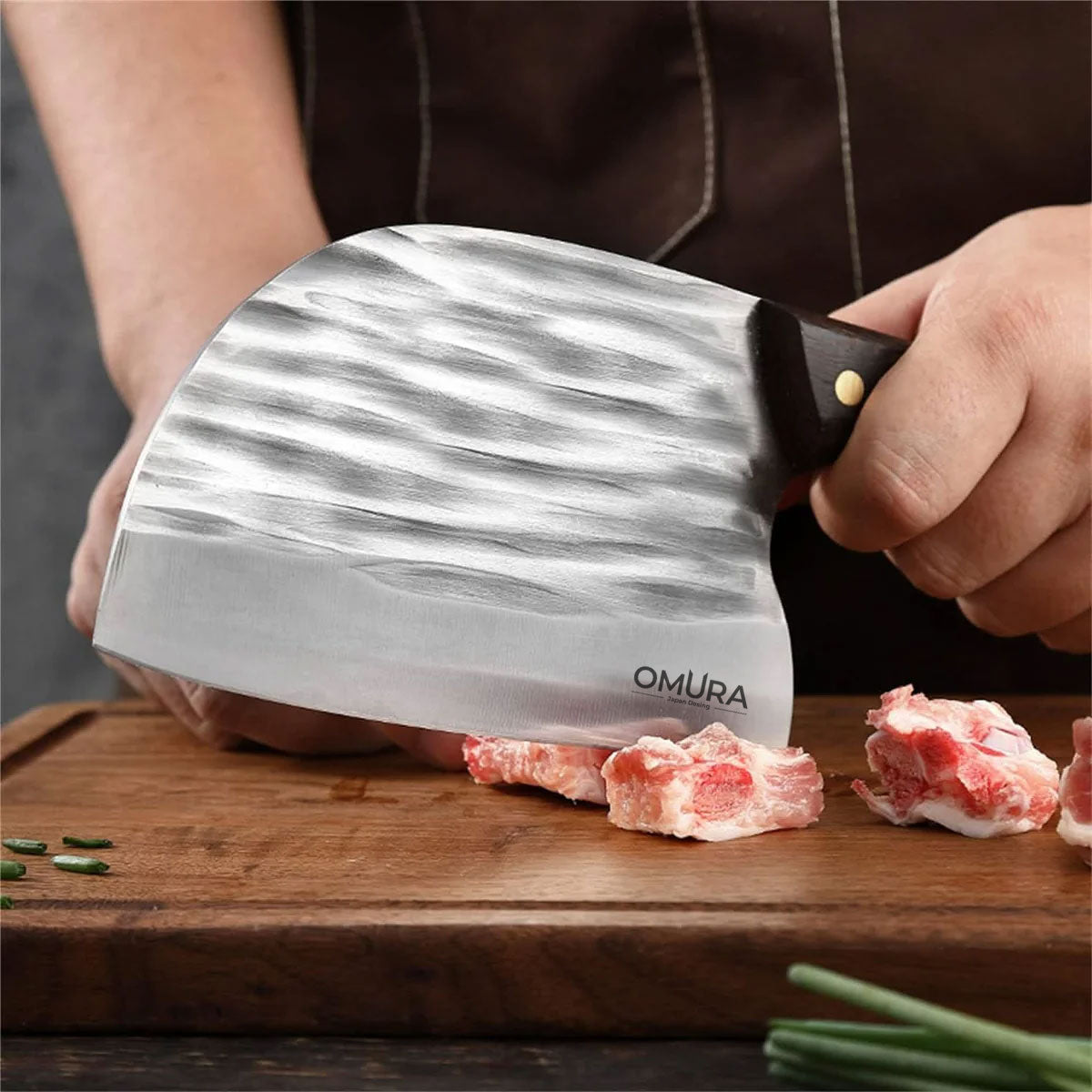 Cuchillo Forjado Omura Modelo Kanda con Funda en uso – Mil Ideas