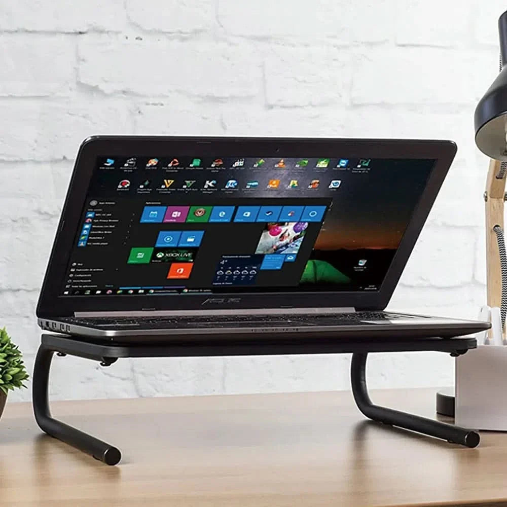 Soporte metálico para monitor en uso sobre escritorio – Mil Ideas