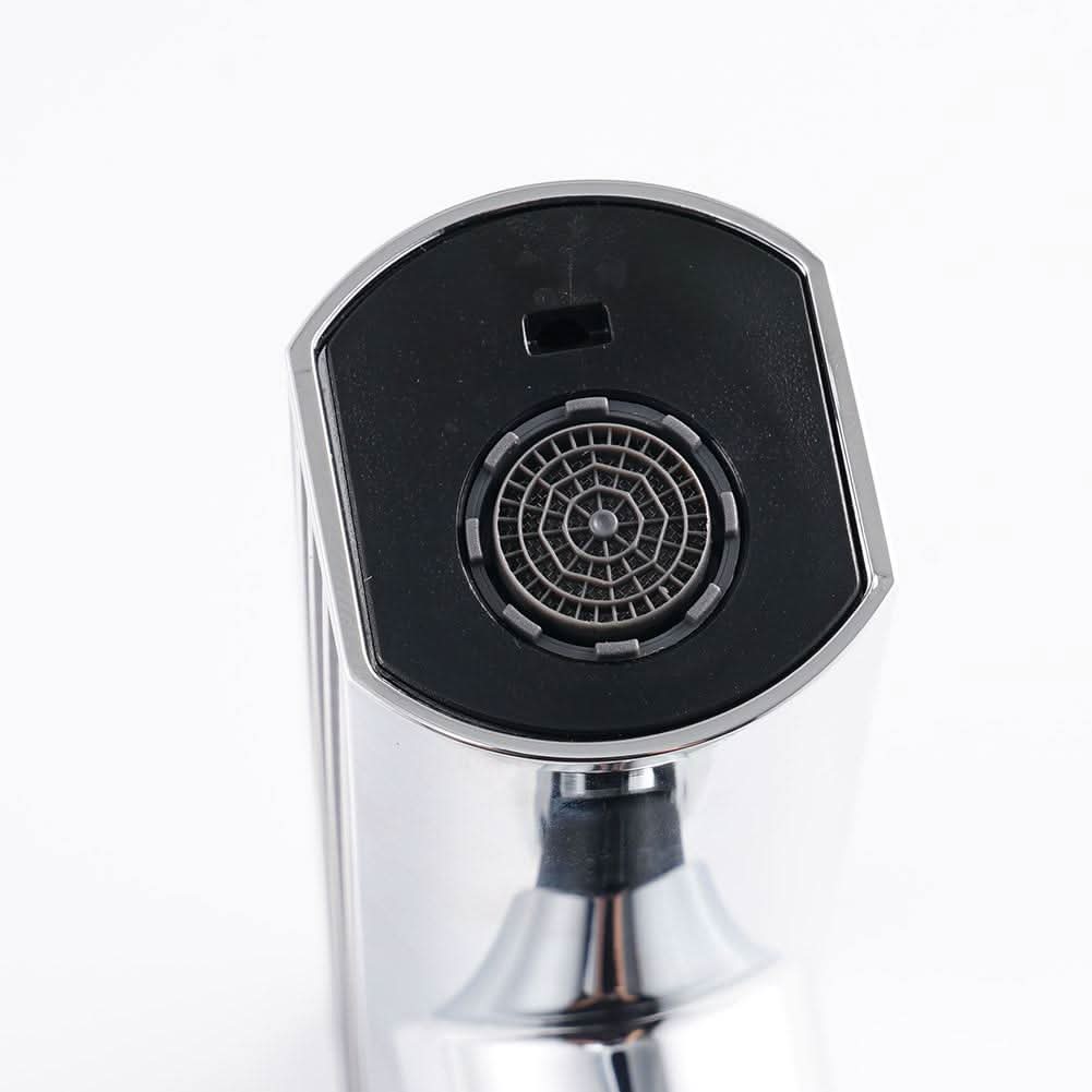 Cabezal de canilla rotable 360° instalado en canilla en uso – Mil Ideas
