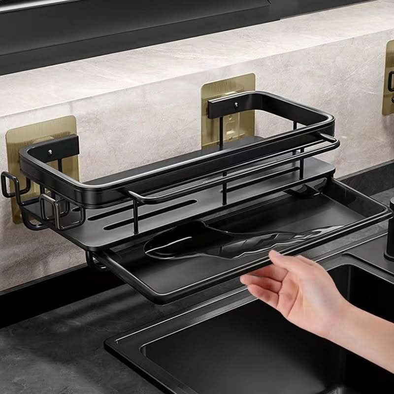 Estante colgante con escurridor para cocina en uso – Mil Ideas