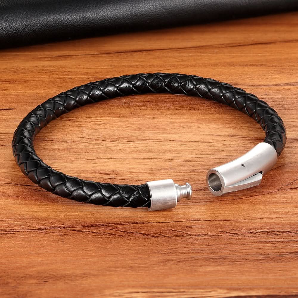 Pulsera de cuero clásica con cierre de acero en uso – Mil Ideas