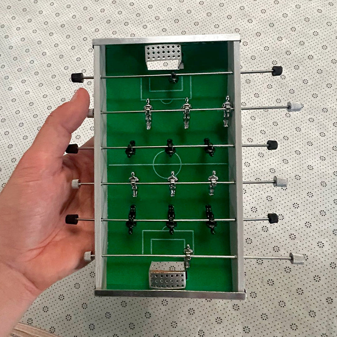 Mini futbolito de aluminio para mesa en uso – Mil Ideas