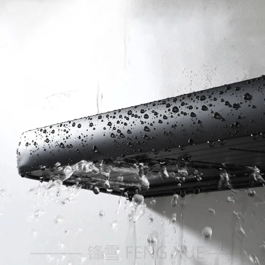 Estante Bruvik para baño minimalista con toallero y ganchos en uso – Mil Ideas